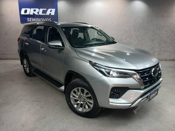 TOYOTA HILUX SW4 2.8 D-4D TURBO DIESEL SRX 7L 4X4 AUTOMÁTICO